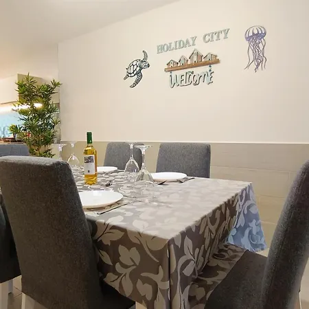 Holiday City شقة *